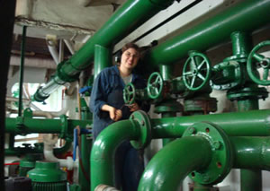 In de 95 jaar oude machinekamervan de Doulos werkt een meisje. Dat is nogal uitzonderlijk zelfs in een gewone machinekamer, vandaar deze foto.