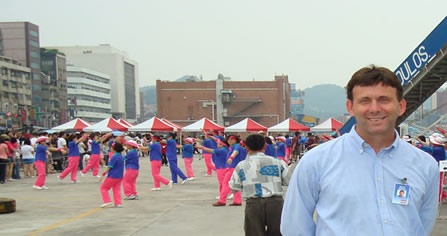 Het was zaterdag erg druk op de Doulos. Gelukkig hield een Taiwanese gymploeg de wachtenden bezig - met gospel muziek.
