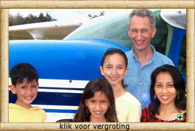 De familie van Wermeskerken: vlnr. Anthony, Angelina, Amanda, Remi en Tjandra. Ze staan hier voor een van de missievliegtuigen op hun basis in Ukarumpa, Papoea NieuwGuinea. klik voor een uitvergroting.