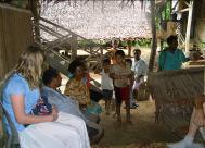 De familie waar we 5 weken bij verbleven na het leren van de PNG taal en cultuur. Wendy en Sarah genoten er zo van dat ze besloten om 3 dagen en nachten te blijven om deze andere cultuur te ervaren. 